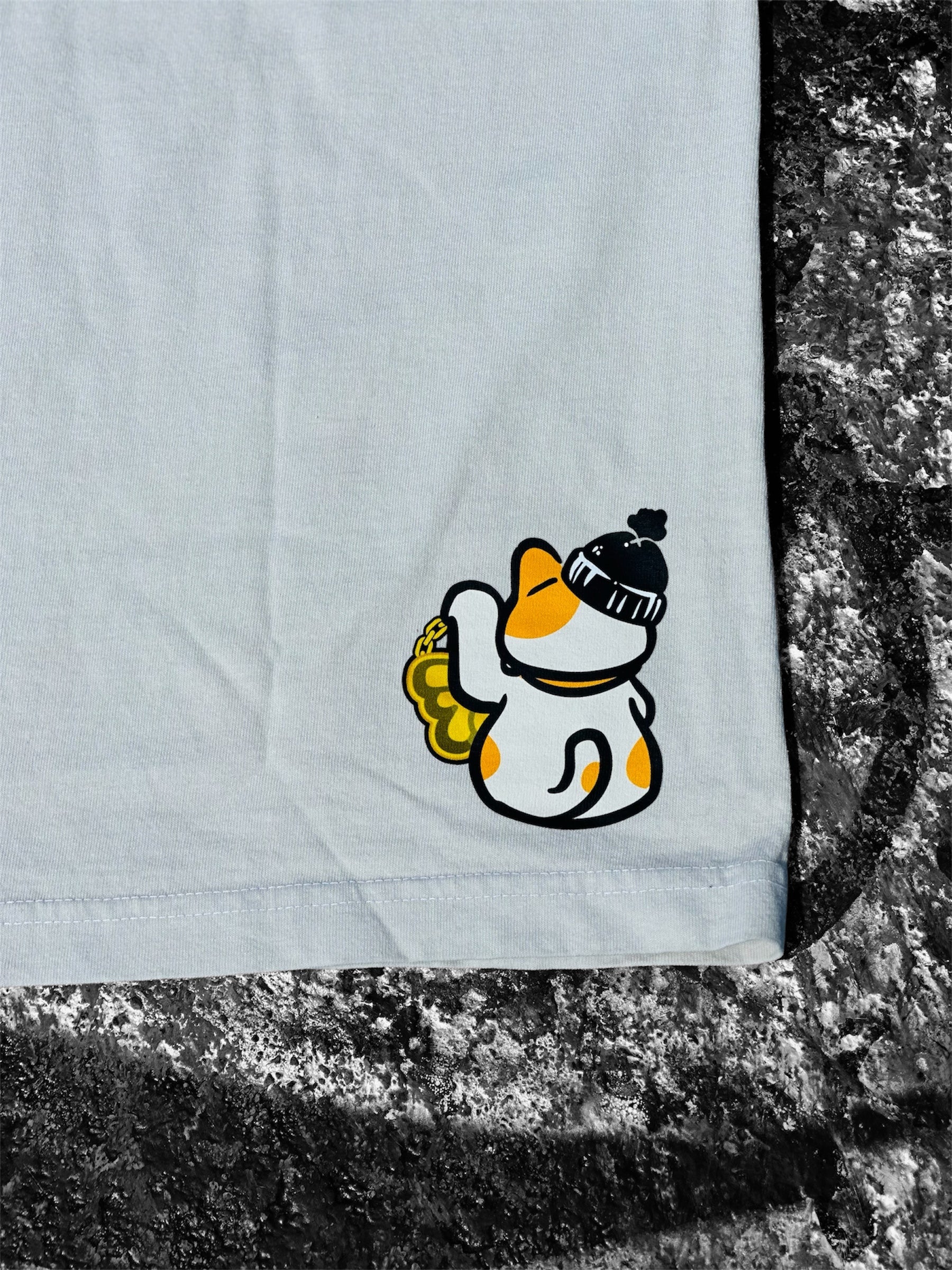 Neeks Maneki Cat 6.5oz Crème Tee – Chico Stix